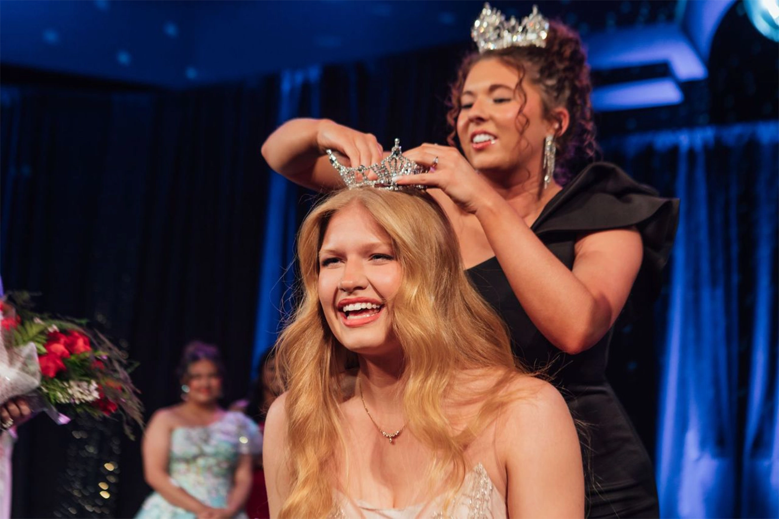 miss university of mobile getting her crown
